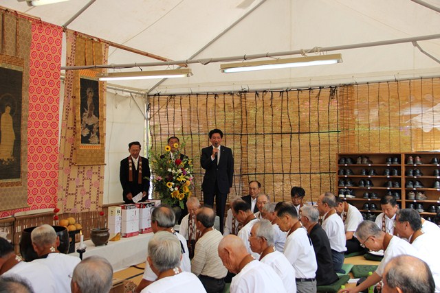 萩地区の虫供養会場であいさつをする町長