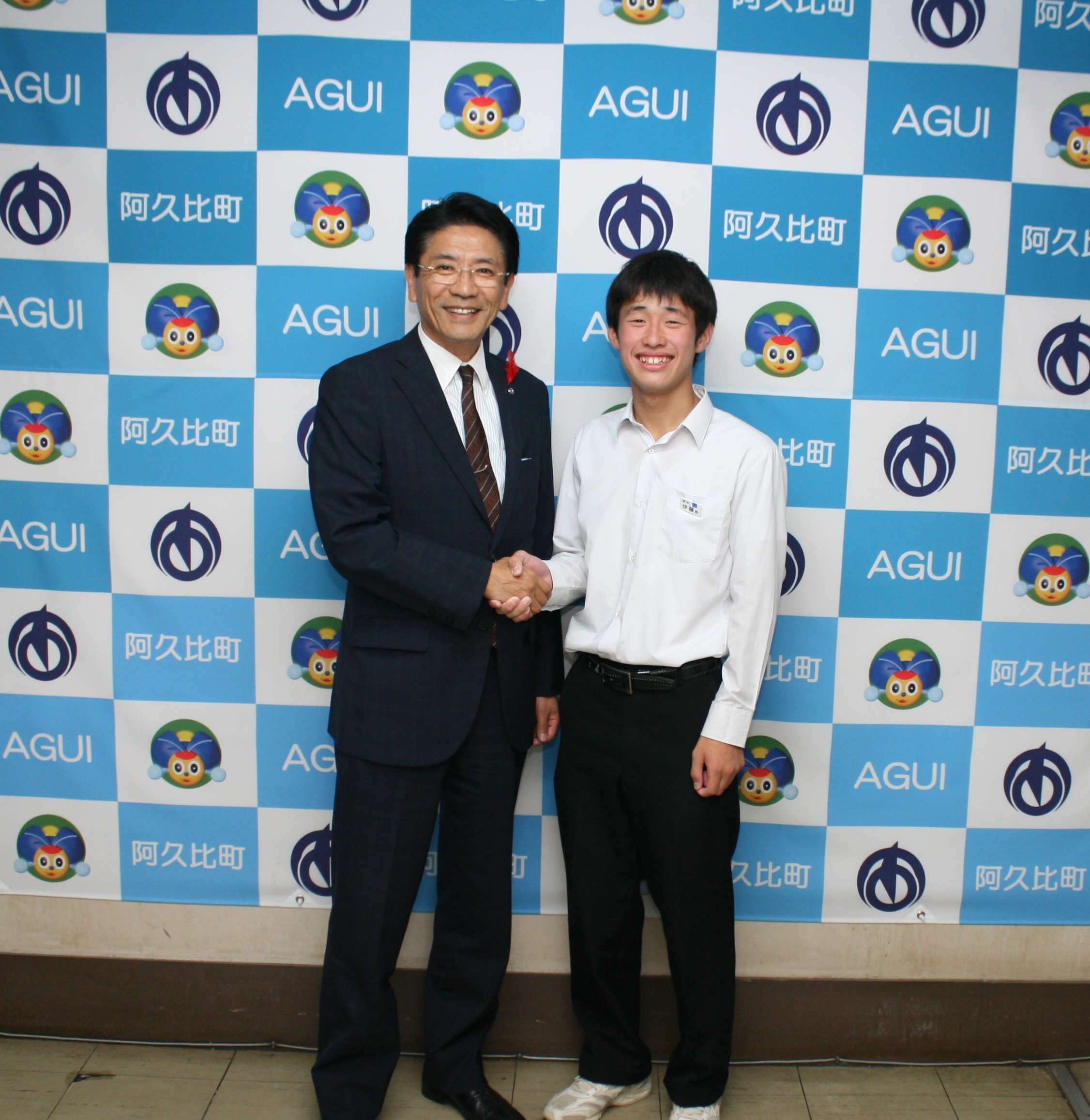 伊藤彰海さん(右)