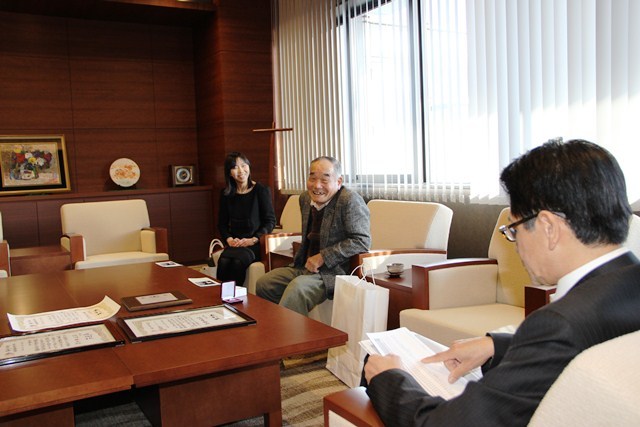 受章の報告をする竹内さん(中)と早川校長(左)