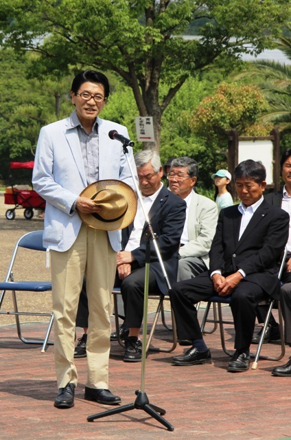 梅まつりであいさつをする町長