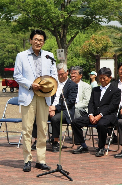 梅まつりであいさつをする町長