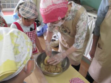 げんこつ飴づくりをする子どもたち