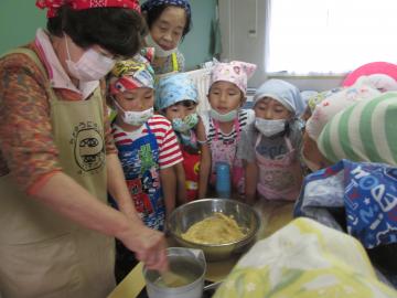 げんこつ飴づくりをする子ども達