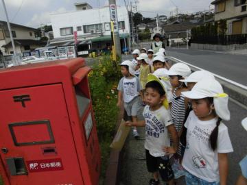 ポストに手紙を入れる子ども達