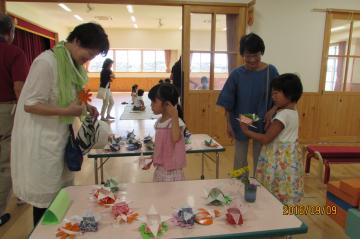 子どもが祖父母に名札をあげているところ