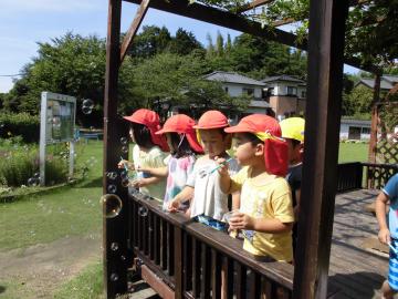 シャボン玉をする子ども