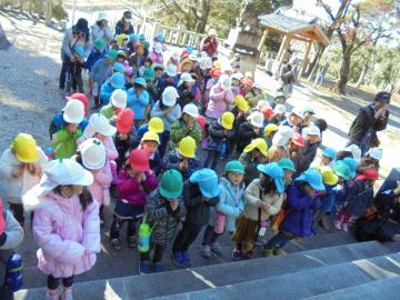 手を合わせてお詣りをする子どもたち