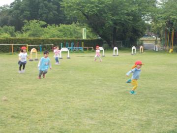 かけっこをする子ども