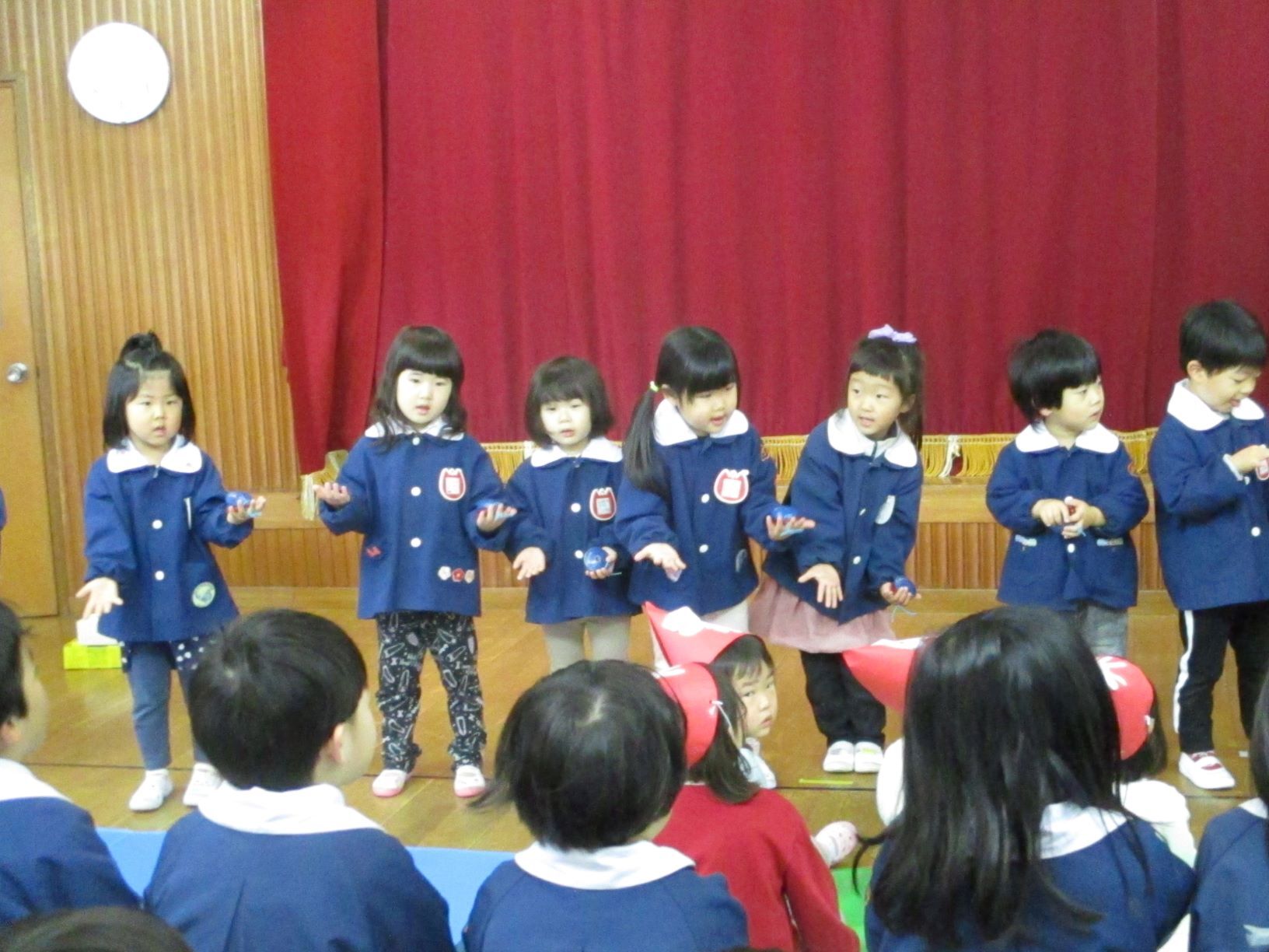 カスタネットを鳴らすうさぎ組の子どもたち