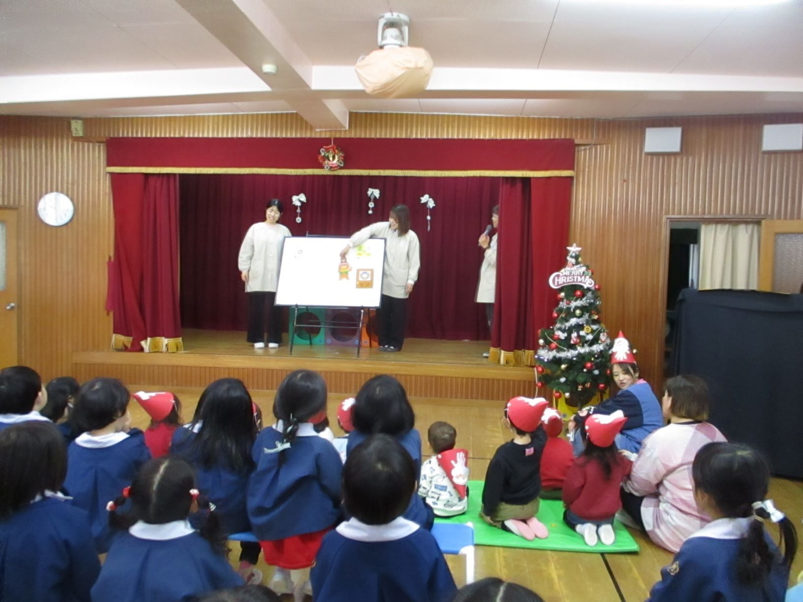 パネルシアターを見る子どもたち