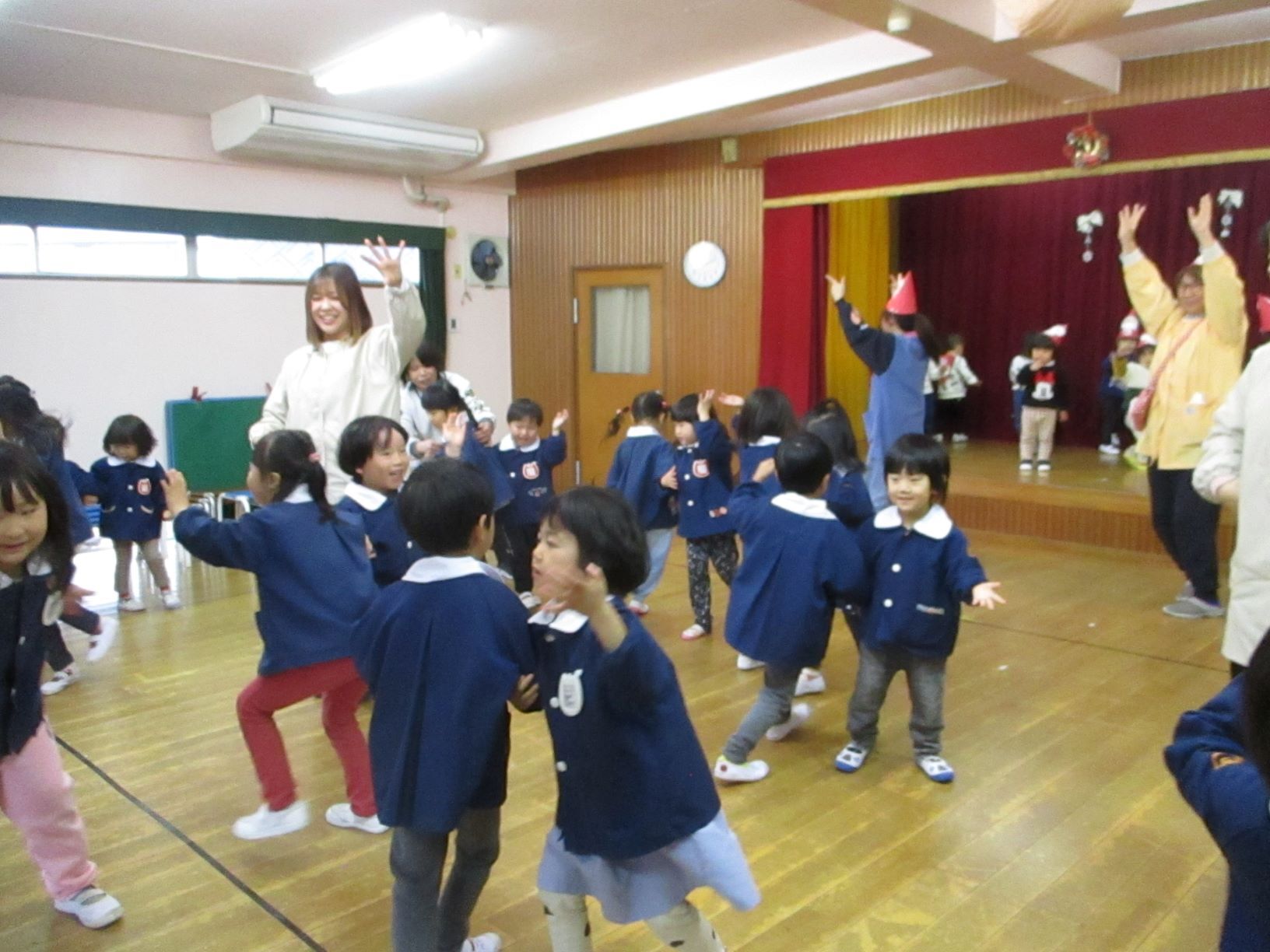 フォークダンスをする子どもたち