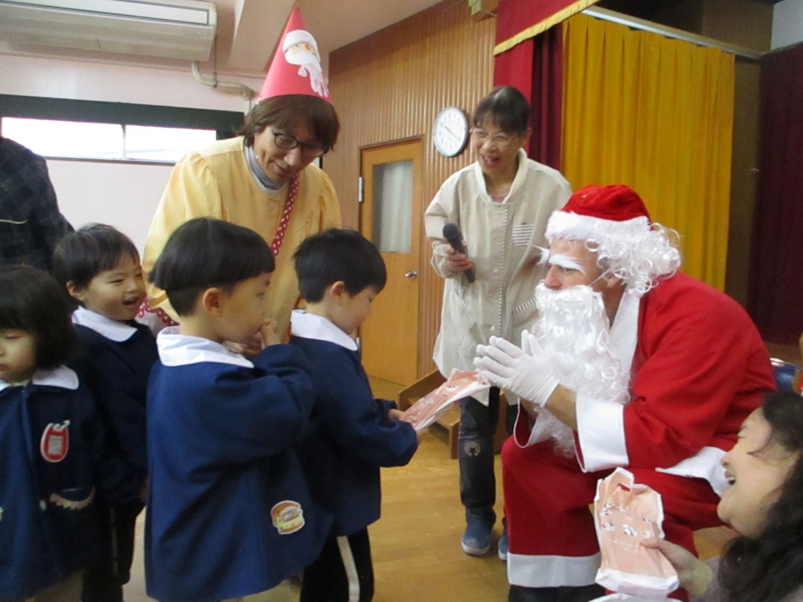 プレゼントをもらう子ども