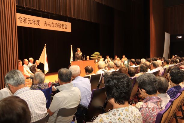 長寿のお祝いを述べる町長