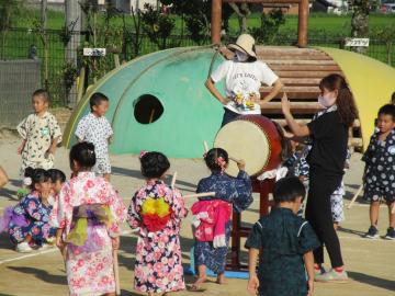 太鼓を叩く子ども達