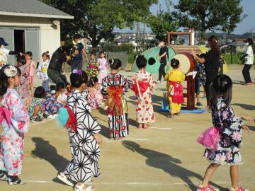 盆踊りを踊る子ども達