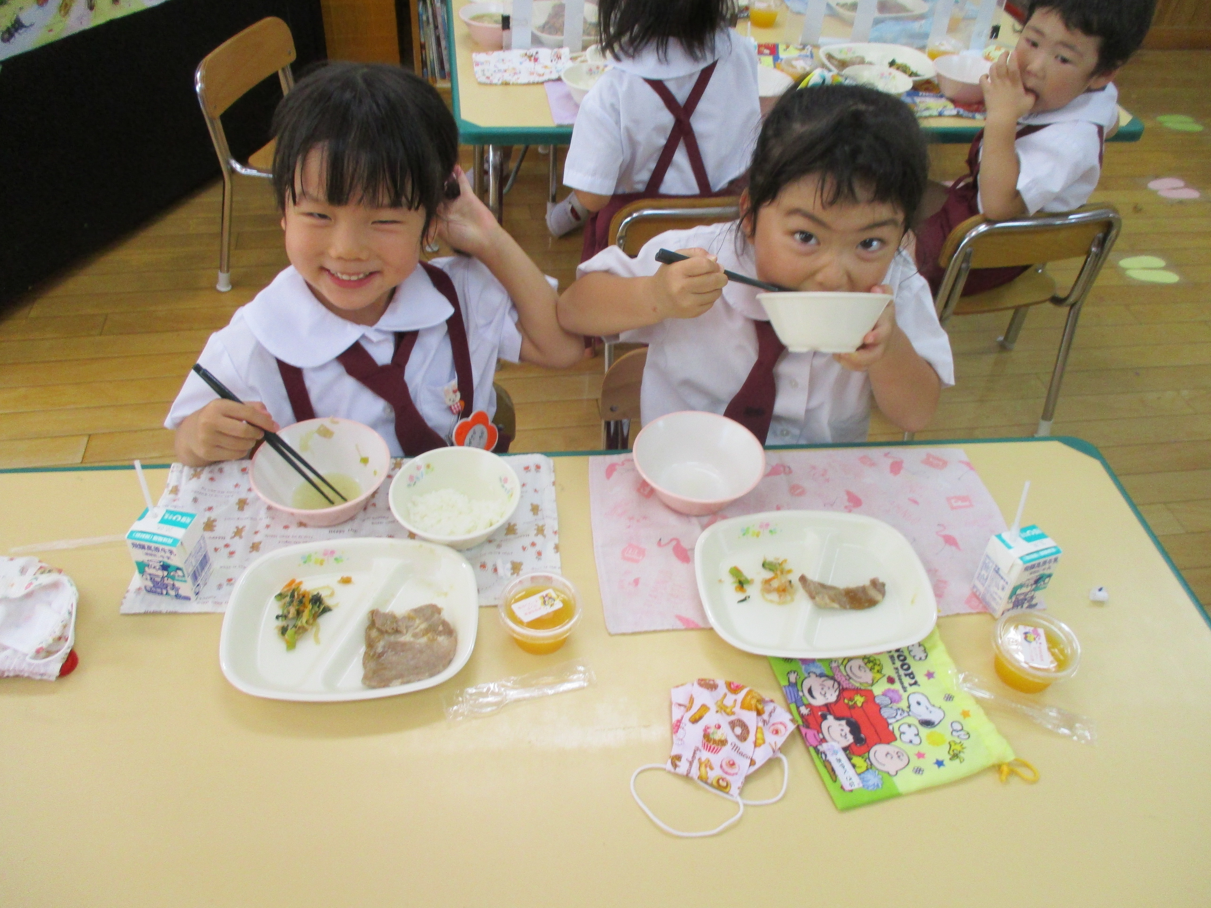 おいしそうに給食を食べる子ども達