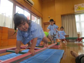 梯子を渡る子ども達。