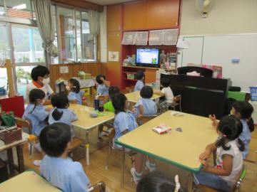 台風情報を見る子ども達。