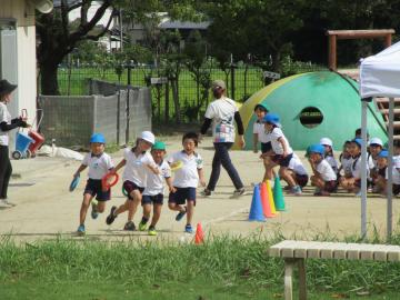 リレーをする子ども達