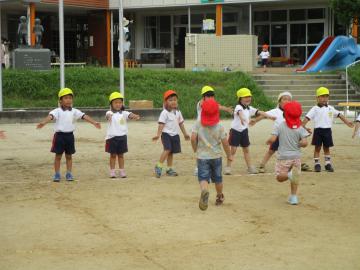 大きい子に受け止めてもらう子ども達。