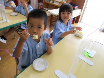 ケーキを食べる子どもたち