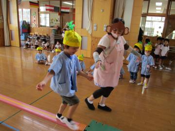 平均台にのぼる子ども達