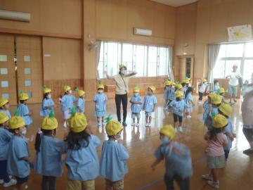 お友だちと一緒に踊る子ども達