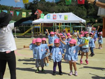 準備運動をする子ども達