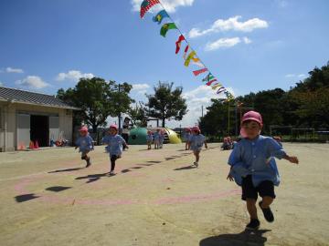 かけっこをする子ども