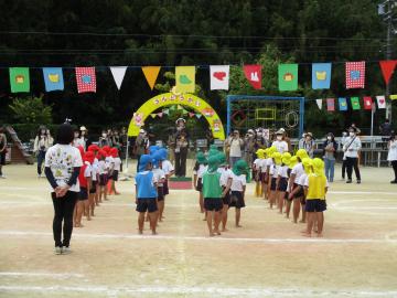 閉会式で整列する子ども達