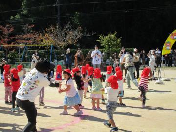 体操をする子ども達。