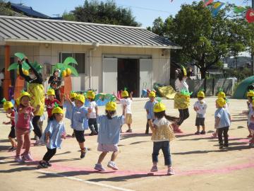 踊る子ども達