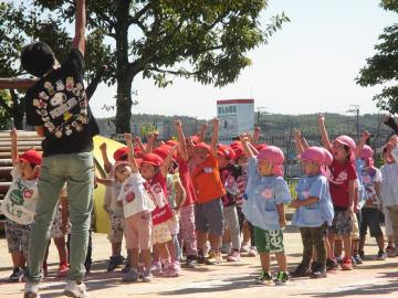 えいえいおーをする子ども達