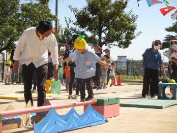 平均台を渡る子ども達