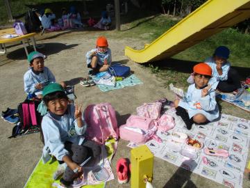 お弁当を食べる子ども達