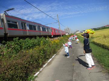 電車に手を振る子ども達