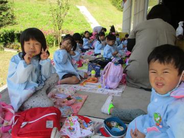 お弁当を食べる子ども達。