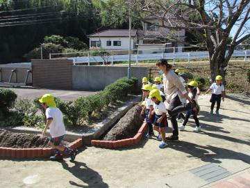 花壇を確認するこども