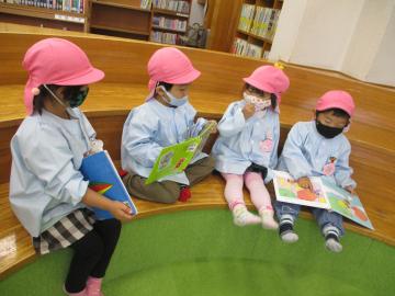 図書館で本を読む子ども達。