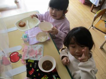 ご飯を食べる子ども達。