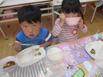 もりもり食べる子ども達。