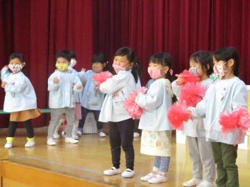 元気に踊る子ども達。