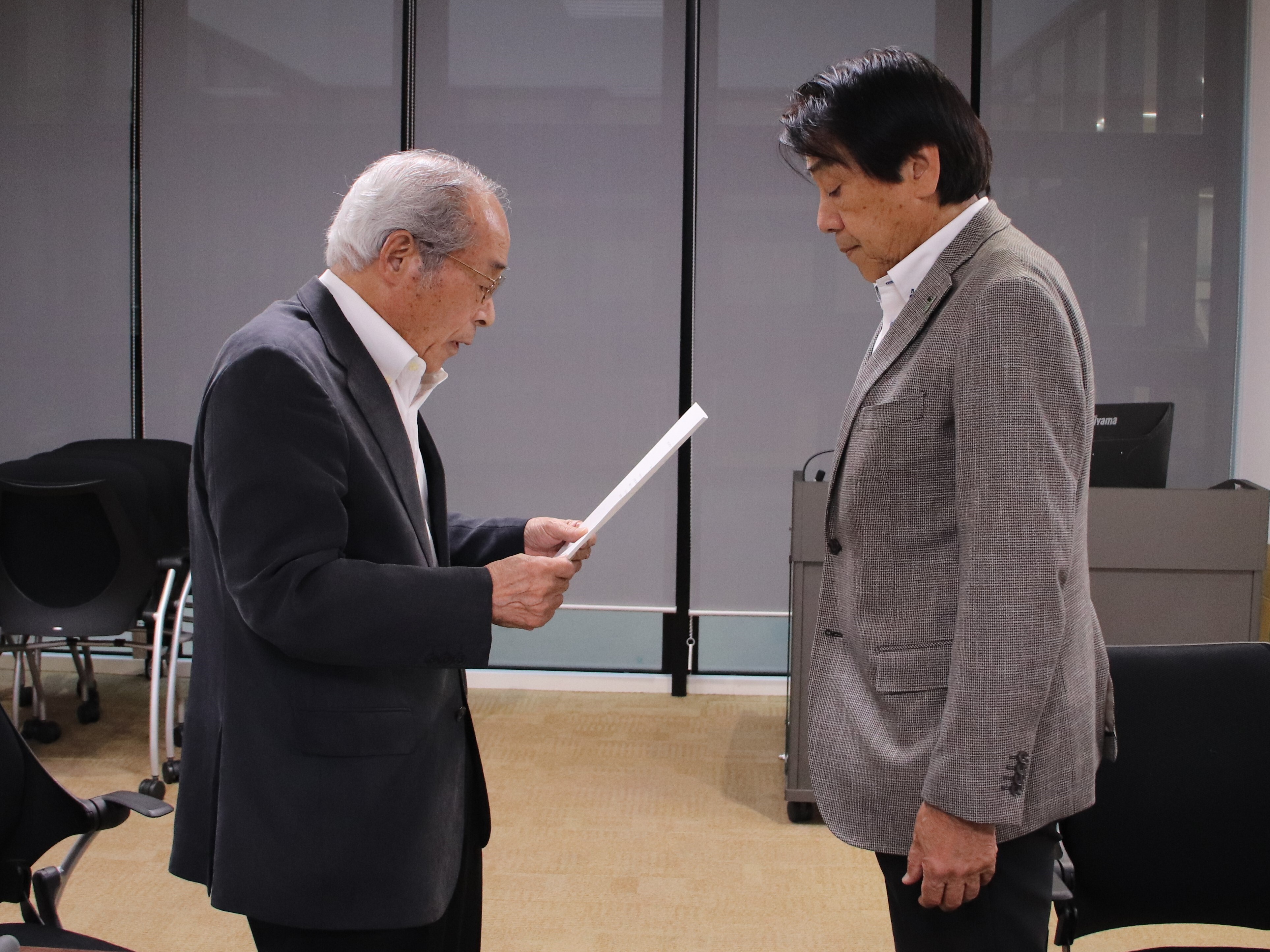 審議会 会長から町長へ答申の様子です。
