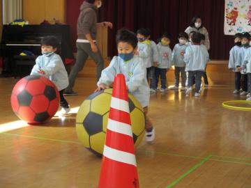 大玉ころがしをする年少さん