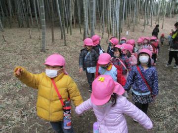 竹林を歩く子どもたち