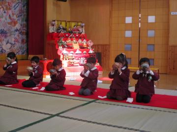 お茶を飲む子ども達