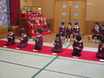 お菓子を頂く子ども達