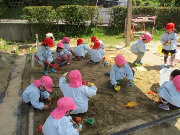 砂場の子どもたち