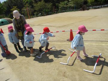 ハードルを跳ぶ子ども