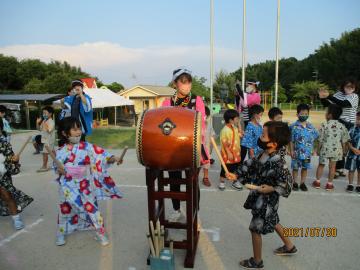 盆踊りをする年長児